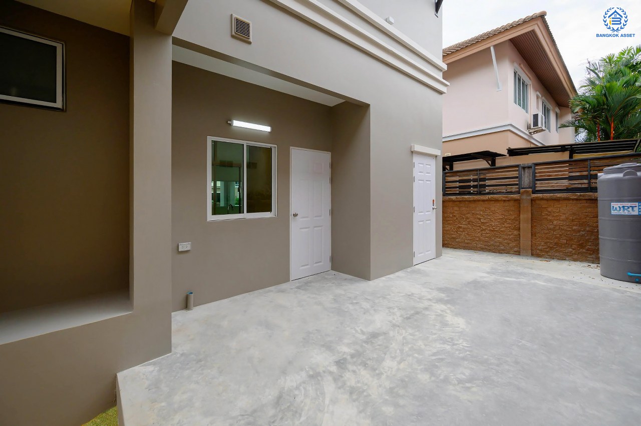 บ้านมือสองตกแต่งใหม่ โครงการ ปริญญดา ปิ่นเกล้า-พุทธมณฑลสาย 2 หลังมุม เนื้อที่ 104.5 ตร.ว.พื้นที่ใช้สอย 197.8 ตร.ม. ฟังก์ชัน 3 ห้องนอน 5 ห้องน้ำ 1 ห้องแม่บ้าน จอดรถได้ 2 คัน บนทำเลเดินทางสะดวก เชื่อมต่อ ถ.พุทธมณฑลสาย 2 ใกล้ทางคู่ขนานลอยฟ้าบรมราชชนนี, เซ็นทรัลปิ่นเกล้า และ ม.มหิดล